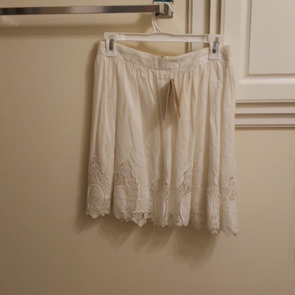 White cotton and eyelet skirt.